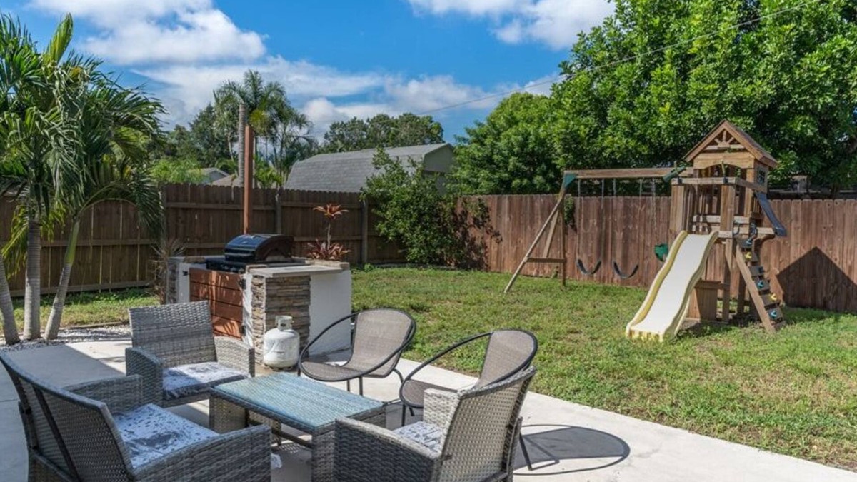 Palm Harbor House | NEW* KING Bed/Centrally Located/Near Parks & Beach