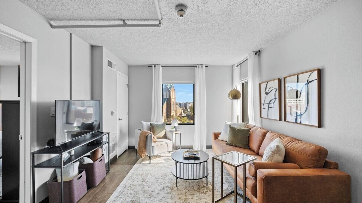 Downtown Des Moines Apartment | New King Bed | Free Parking | Onsite Gym | Wifi