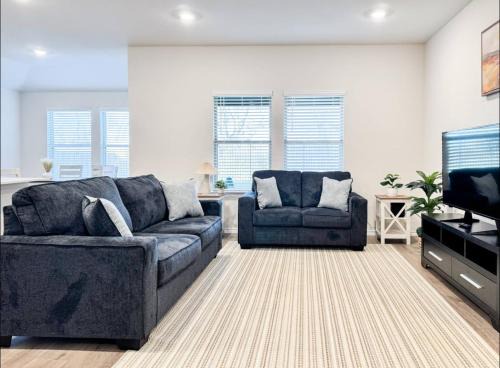 Sherman Villa | NEW King Bed Private Yard Near Everything