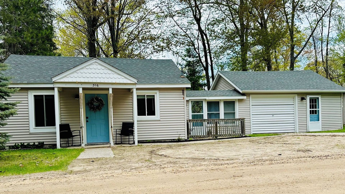 Higgins Lake Cabin | New! King suite, pet friendly - short walk to public beach and playground