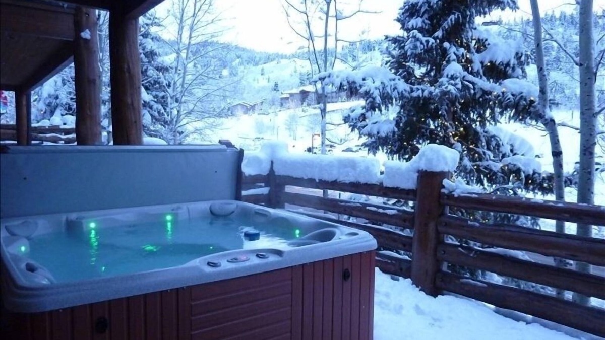 Deer Valley Condo | New kitchen! Master Bath Renovation! Private hot tub. Walk to lifts.