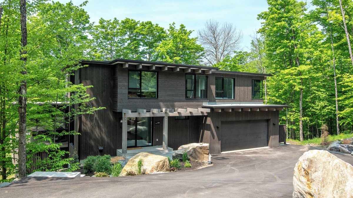 Mont-Tremblant House | NEW! Lagom Tyst Chalet | 7 Bedroom | Hot Tub | Near Resort | Tremblant Living