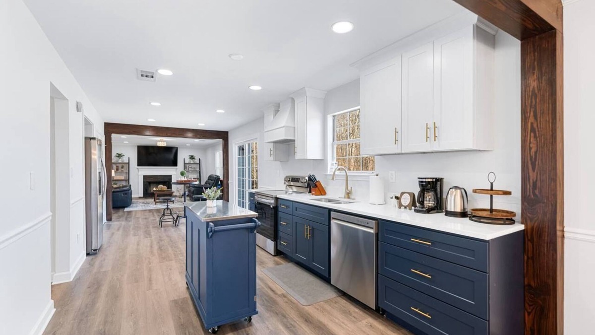 Buford House | New! Lake House/12 guests/8beds/3 Baths/King/Queens/Fulls