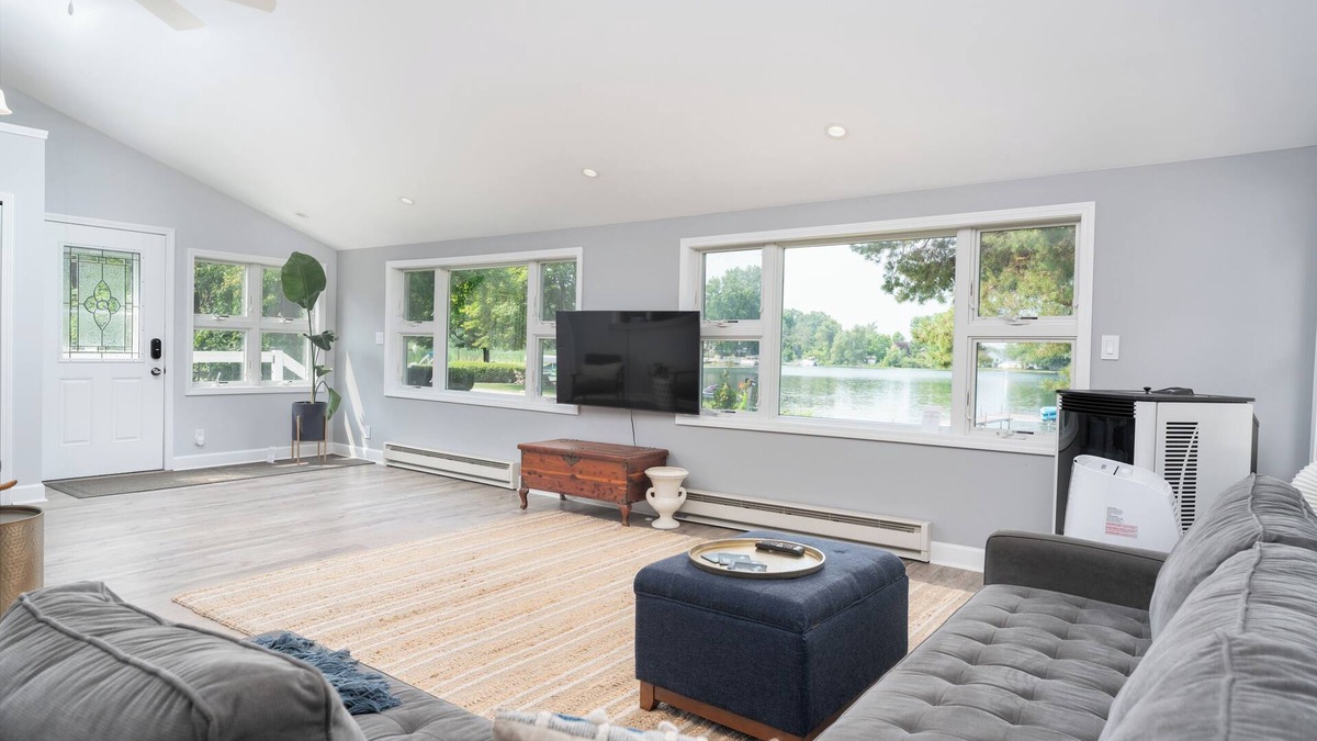 Gregory House | *NEW Lake house/18 miles from AA! 4BR/Sleeps 9*
