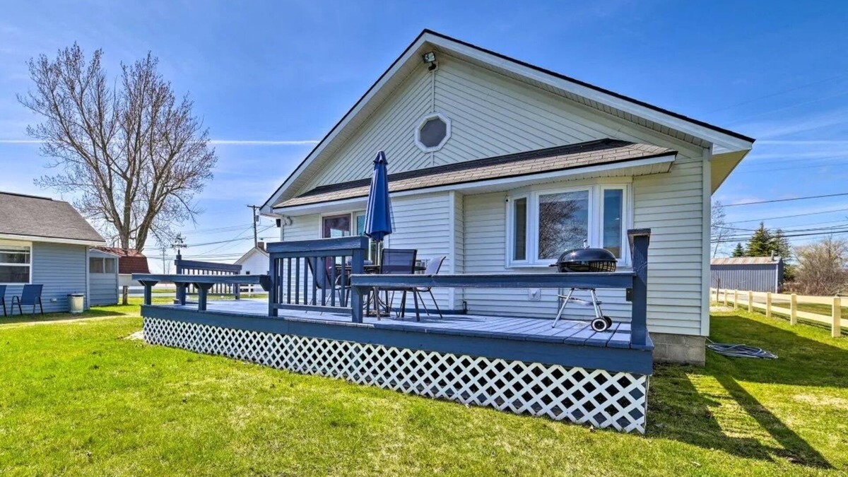 Houghton Lake House | NEW! Lake House w/A/C & Huge Deck! PET FRIENDLY!