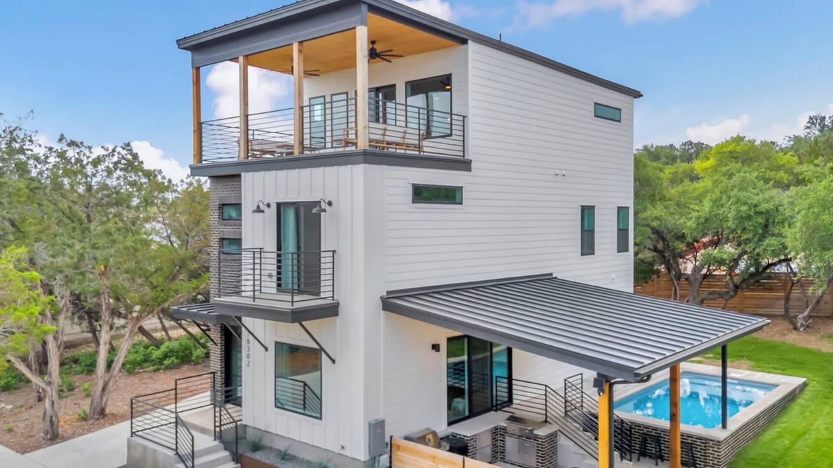 Point Venture House | New! Lake Travis Retreat w/Pool, Views & Outdoor Kitchen. Perfect for families