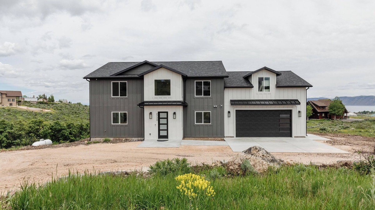 Sweetwater House | NEW! Lake View! Access to Ideal Beach, Pools, Mini Golf and more. 2 King Suites