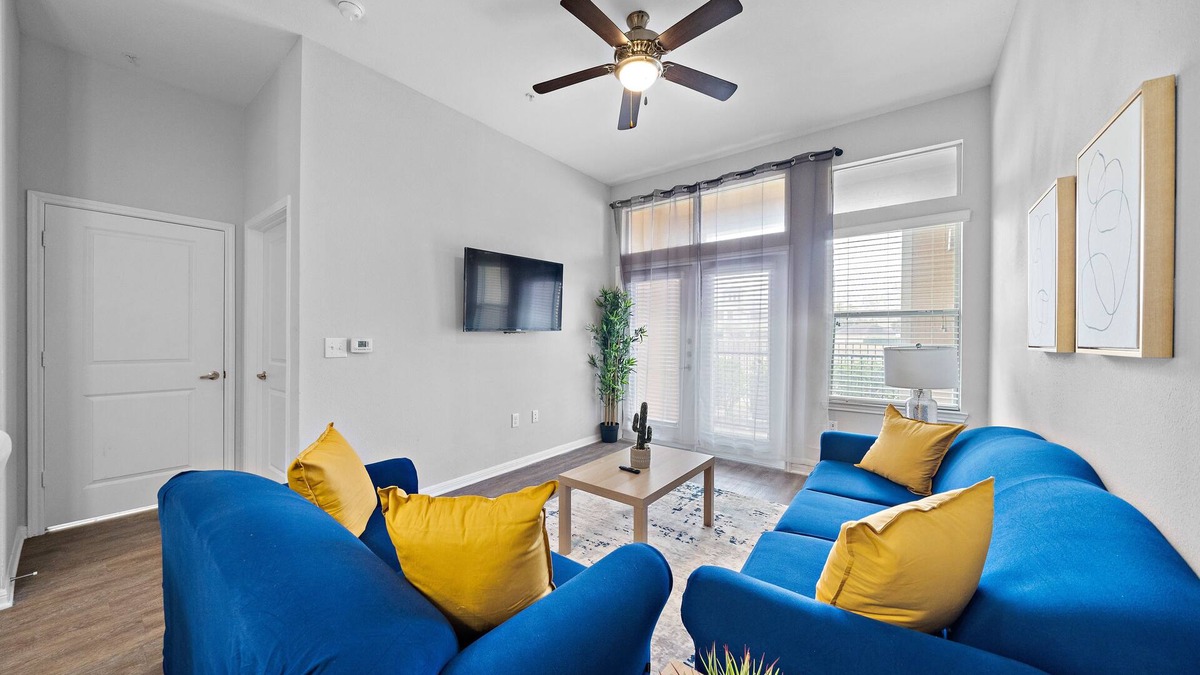 South Main Apartment | New Lake view King bed apartment by the NRG