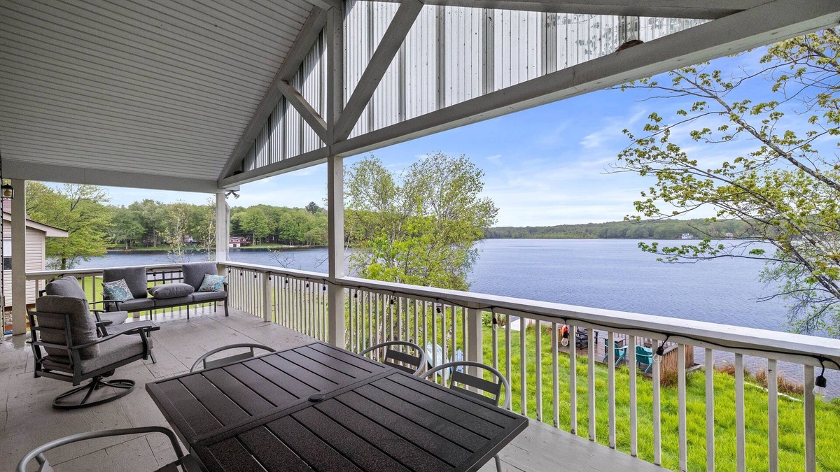 Pocono Lake House | NEW! Lakefront, Deck, Balcony, Patio, AC, Wi-Fi, BBQ, TV