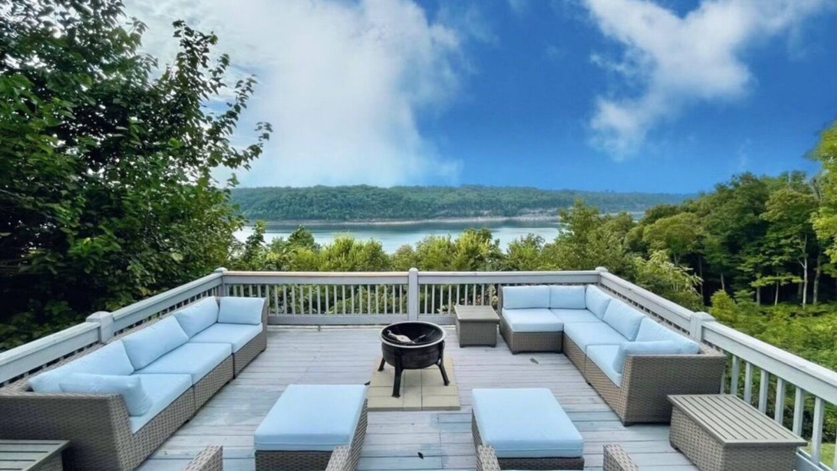 Bronston House | New Lakefront Home, sleeps 16!