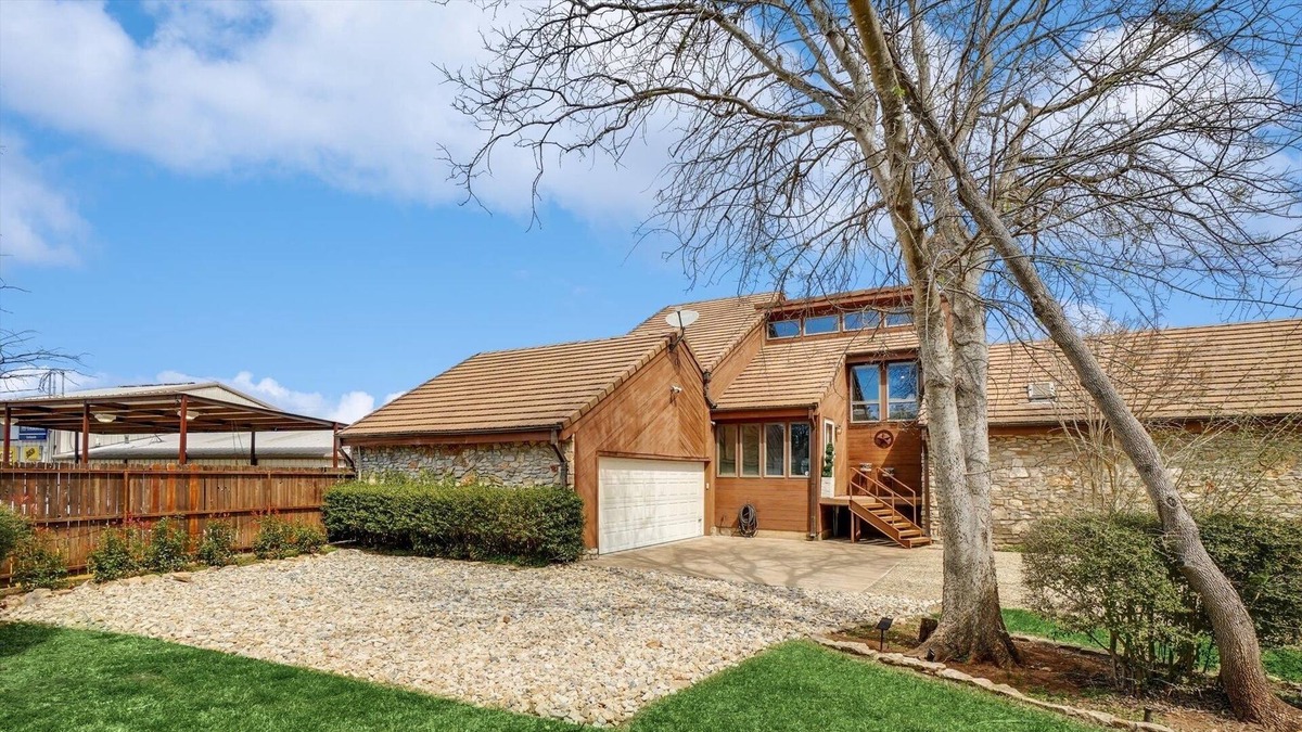 Palo Pinto County House | NEW lakefront listing RIGHT NEXT to marina in Sportsman's World!