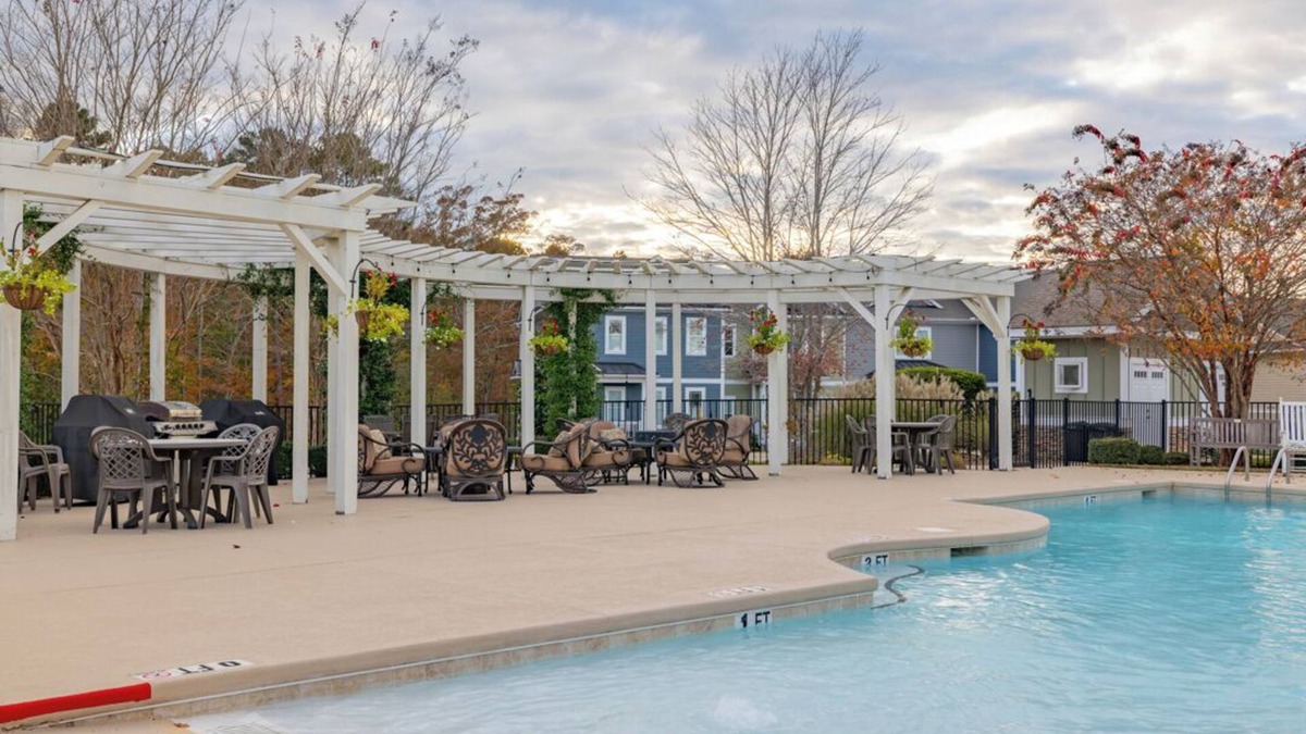 Littleton House | New! Lakeview, 4BR House, Pool, Pet friendly, WiFi, Free Parking