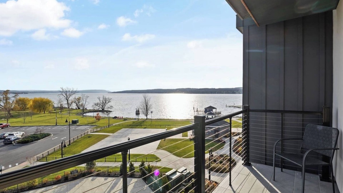 Holcomb Condo | NEW Lakeview Escape | Hot Tub | Poolside