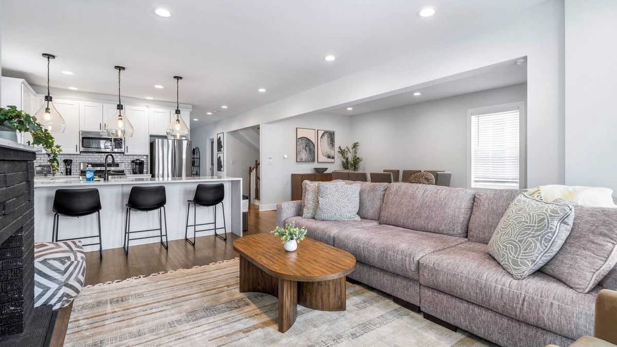 Belmont Cragin House | NEW! Large/Beautiful Home with 6BDS/4BTHS + Garage!
