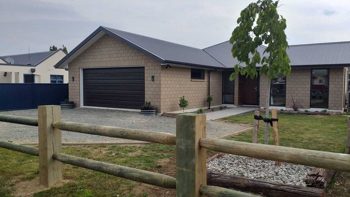 Te Anau House | New, large, family friendly home, great location, walk to town,