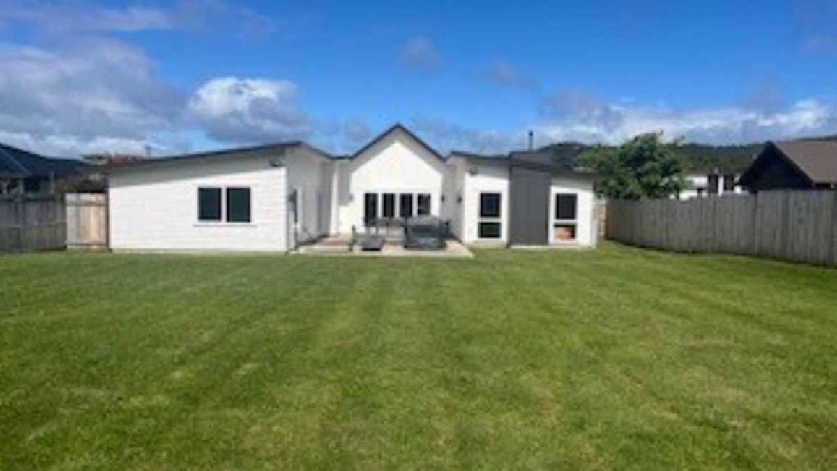 Kinloch House | New Large Luxury home in Kinloch, 3 mins walk to the lake front