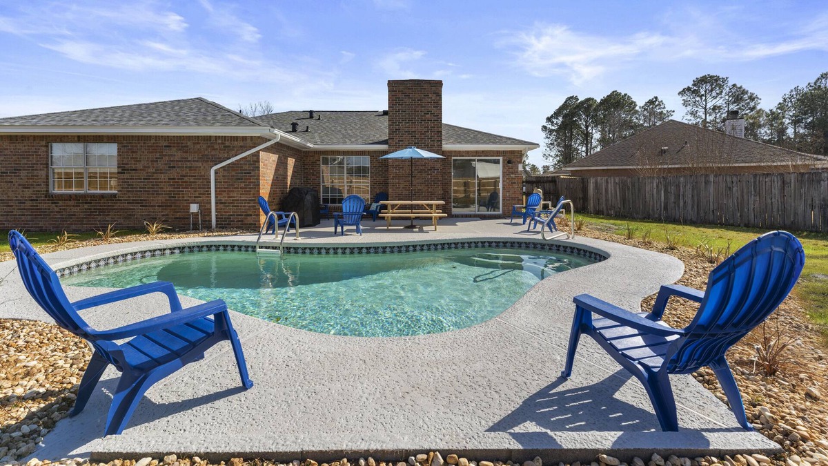 Myrtle Grove House | NEW! Large Modern 3B2B King bed Pool on-site, beach nearby 70"TV