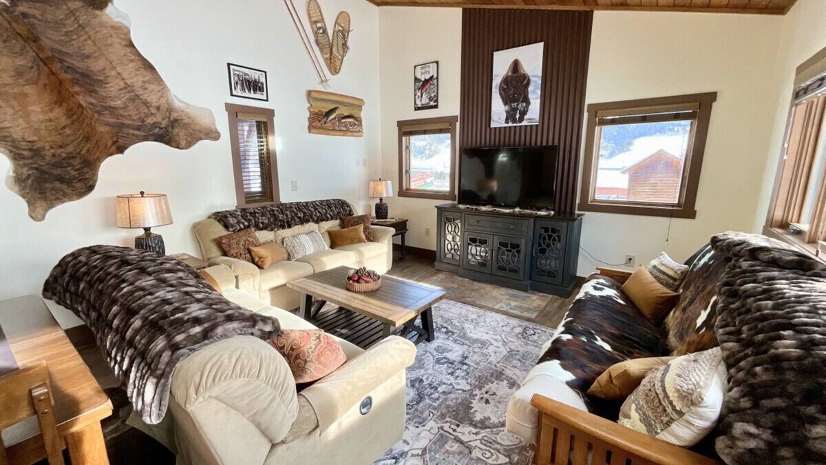 Gallatin Gateway House | NEW! LAST MIN SPECIAL! Ski Chalet, Spacious, Clean, Close To Everything!
