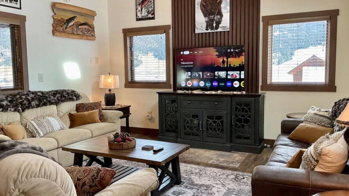 Gallatin Gateway Ski Chalet | NEW! LAST MINUTE SPECIAL! Spacious Modern Chalet, Close To Everything Big Sky, MT!