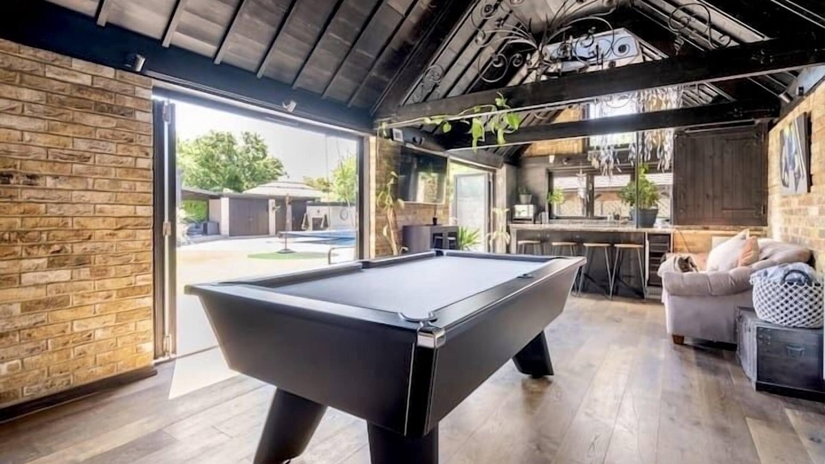 Ware Villa | NEW Launch! Rowans Luxury Villa Pool & Games Room