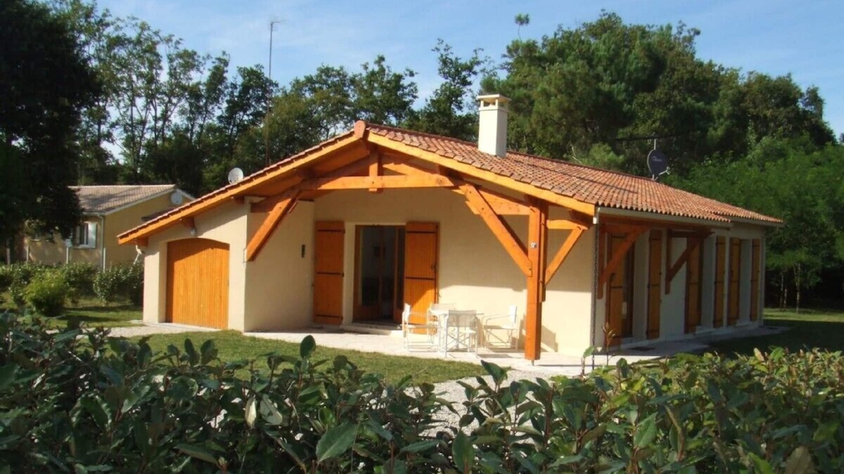 Grayan-Et-L'Hopital House | New, light holiday home in regional construction