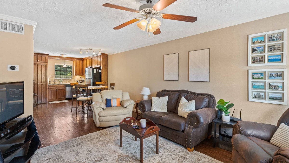 Auburn Apartment | New Listing! 2/2 Auburn Apartment ~ Pets Welcome!