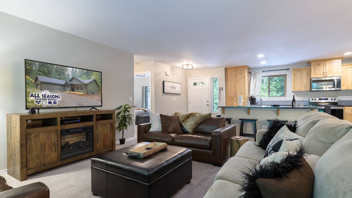 Zigzag Cabin | New Listing !3 Bedroom 2 Bath, Covered Hot Tub, WiFi , Walk to ZigZag River.