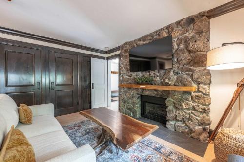 Aspen Apartment | New Listing 3 BR 3 BA Aspen Condo near Gondola
