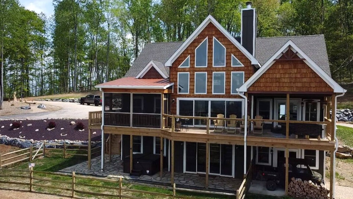 Lexington House | NEW LISTING! 8 miles from VMI & W&L 5 bedroom house with VIEWS of House mountain