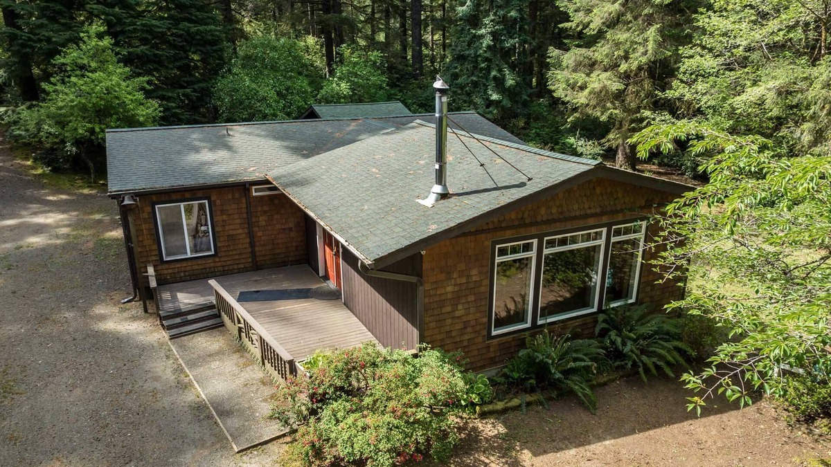 Florence House | New Listing! Adorable spacious home on a large private lot near the dunes and Old Town Florence.