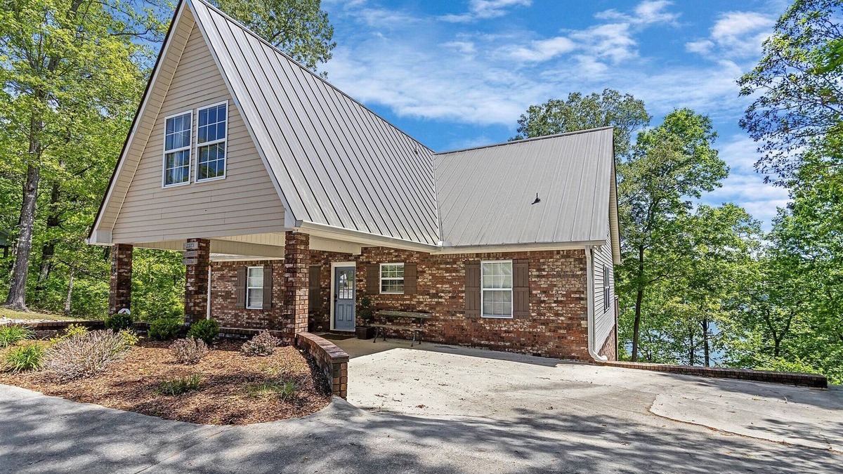 Crane Hill House | NEW LISTING Beautiful Lake Front Home on Smith Lake. Year Round Water!