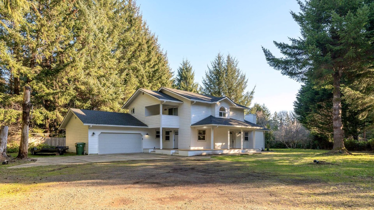 Dunes City House | New listing! Beautiful 3 bedroom 3 bath, near lakes, ocean, and dunes, pet friendly, large lot, bbq