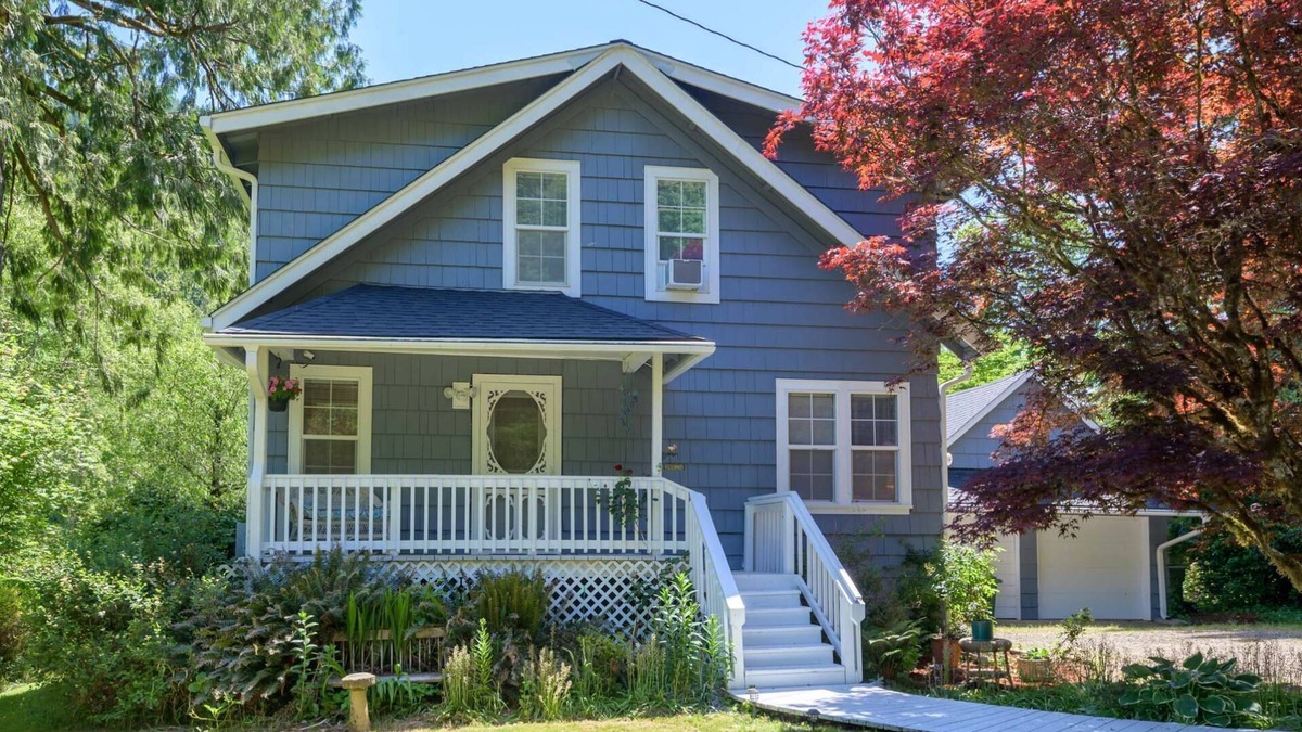 Mapleton House | New Listing! Beautiful riverfront farm style home with amazing views and hot tub
