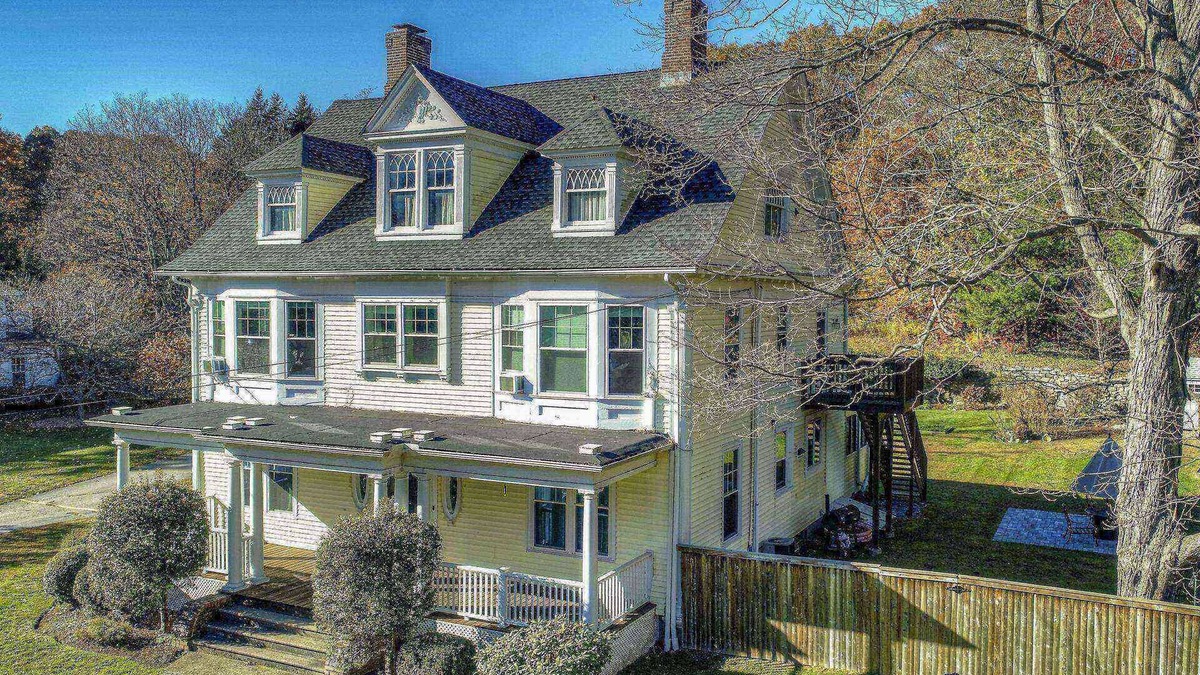Stevenson Apartment | New Listing, Beautiful Victorian Apartment 2 beds, 1 bath,