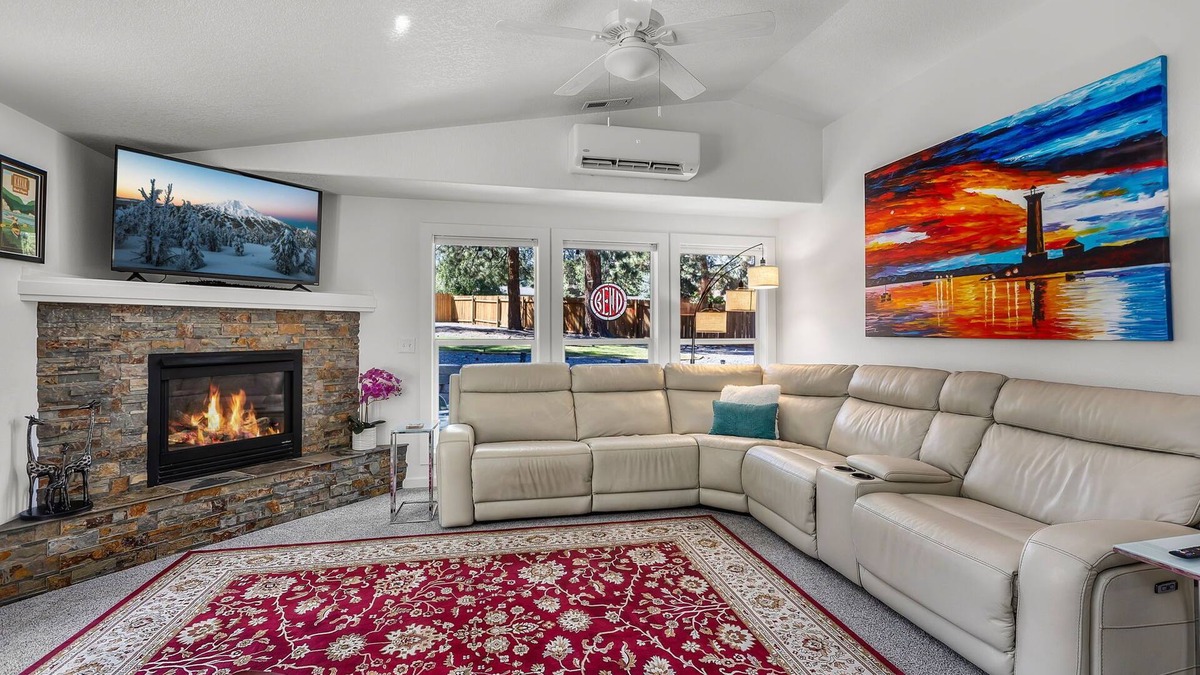 Southeast Bend House | New Listing! Bend Home ~ Hot Tub ~ Dog Friendly