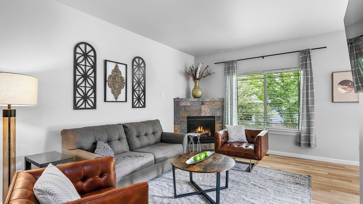 Southern Crossing House | New Listing! Blocks from Old Mill District| Fireplace | Desk | Patio | Garage