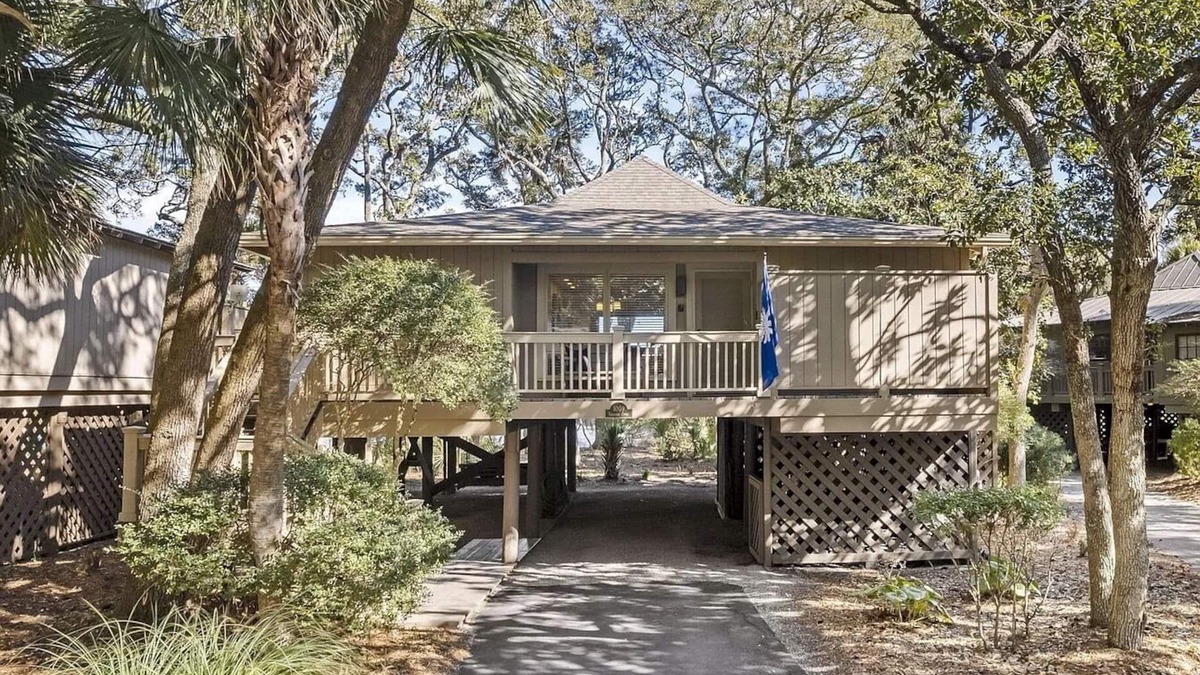 West Beach Cottage | New Listing Charming cottage on lagoon with distant beach view-near Cougar Point