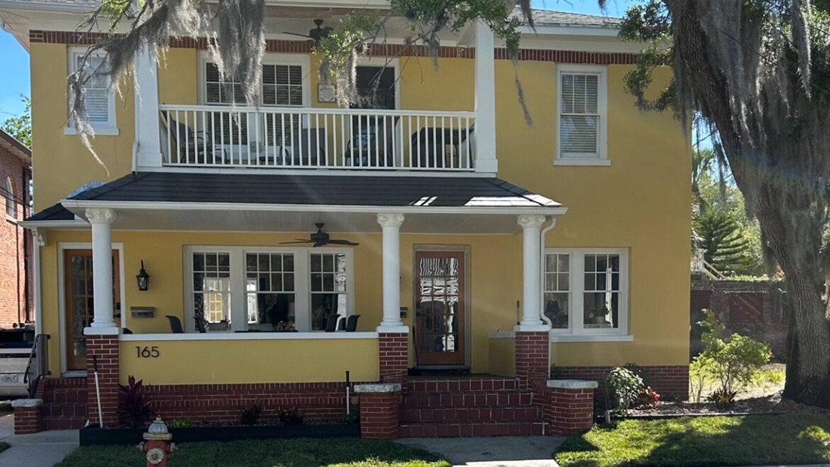 Downtown Historic District Apartment | New listing. Charming apartment with pool, free parking, located in downtown.