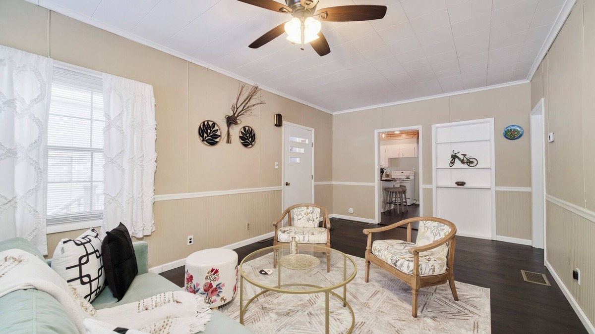 Manistee House | NEW LISTING charming 2 bedroom house walking distance to the beach and downtown