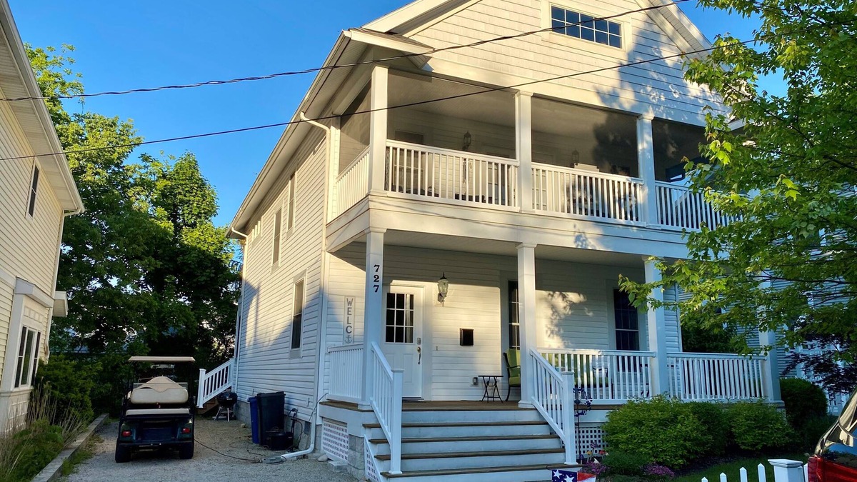 Lakeside House | New Listing! Charming 4-bedroom house near the Lakeside pool & pickleball courts