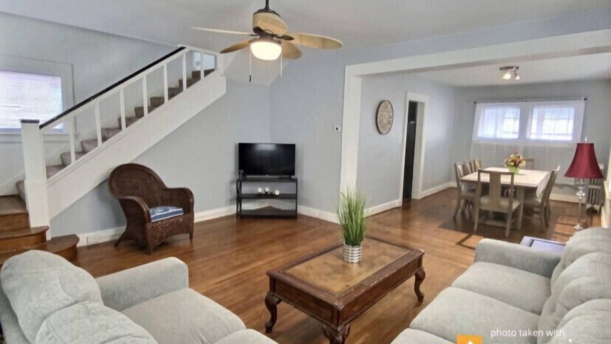 York House | New listing “City Splendor” -Cheerful 4BDR 2BA York City home