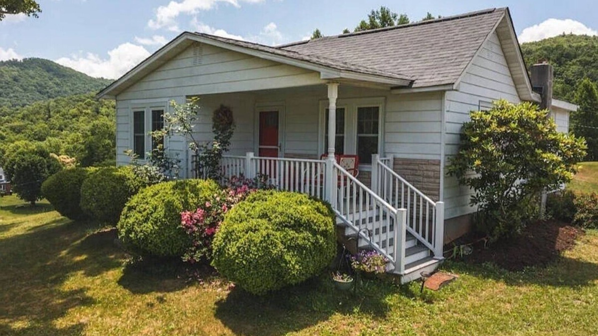 Smith River Cottage | New listing! Cozy hilltop cottage with mountain views, 20 mins. from Floyd.