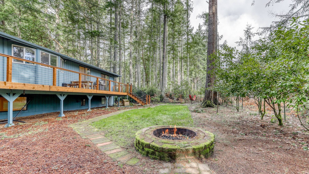 Anderson Island House | New listing! Dog-friendly family home w/ free WiFi/ fire pit/ golf course front!