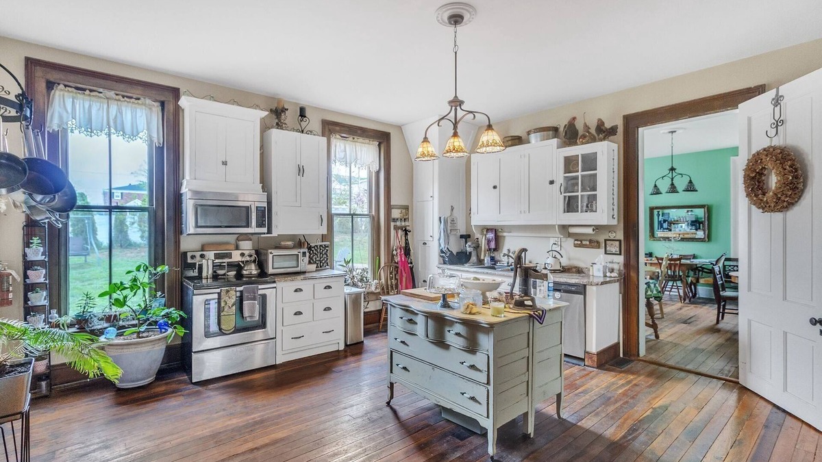 Glasgow Apartment | NEW LISTING! DuPriest Room by Main Street Bed & Breakfast