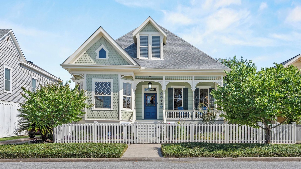 San Jacinto House | New Listing! Gorgeous Historic Home with Refreshing Pool!