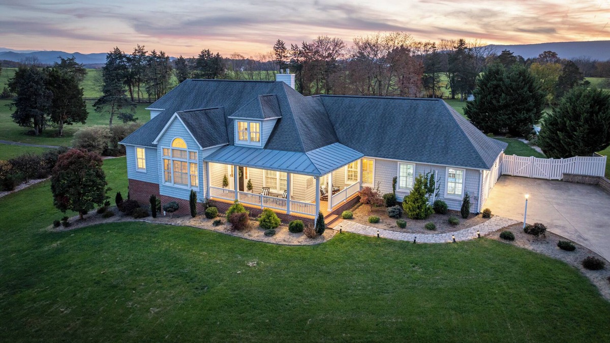Luray House | ☆New Listing☆ Hot Tub ◇ Movie Room ◇ Game Room ◇ Fire Pit ◇ Dog-friendly