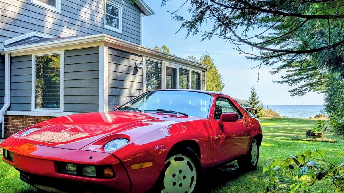Cleveland House | New Listing: Lake Michigan beach home: kayaks, games, PS5, foosball, volleyball