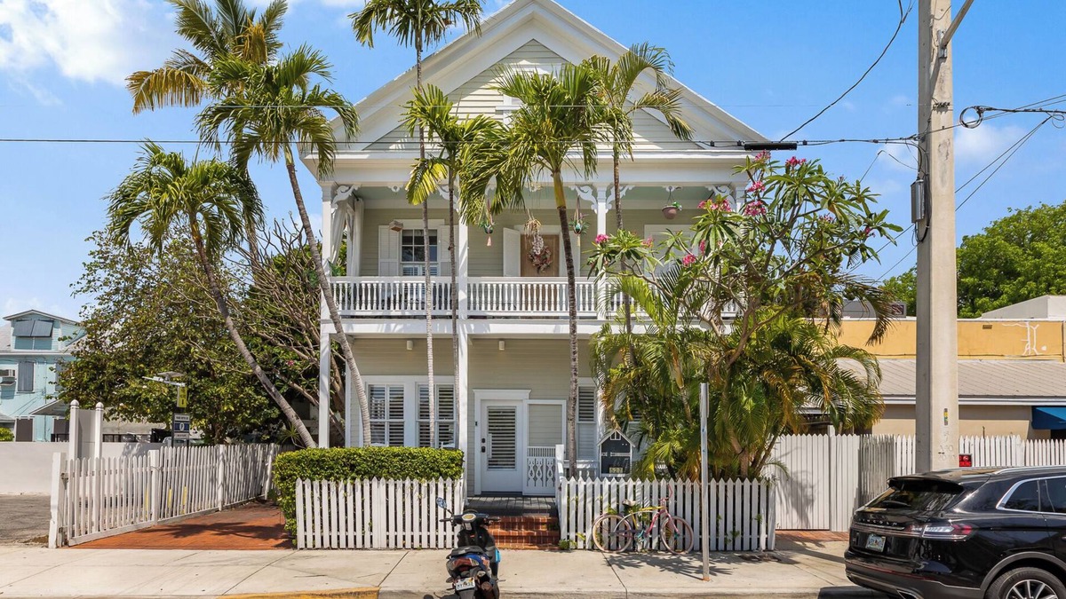 Historic Seaport House | NEW listing! Luxurious Island Pearl, 2 Bed/2 Bath Home near Duval - Pool