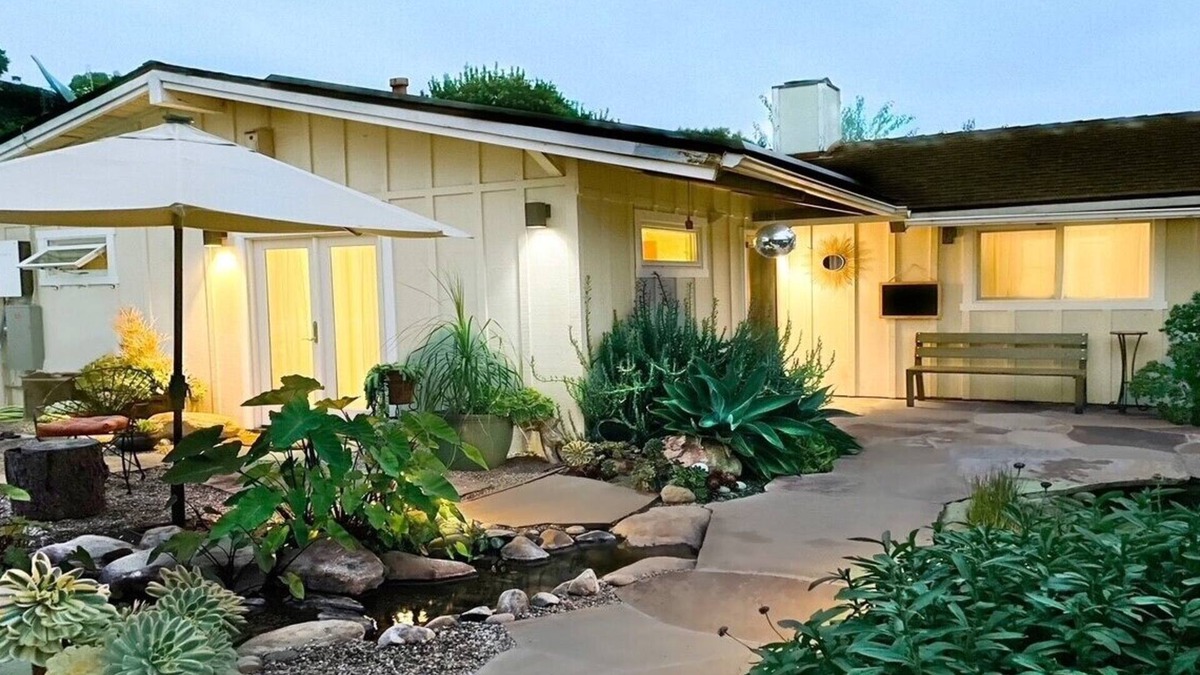 West Mesa House | New Listing Monthly, Mesa Gardens, 2 Bed Home w/Private Jacuzzi & Koi Pond