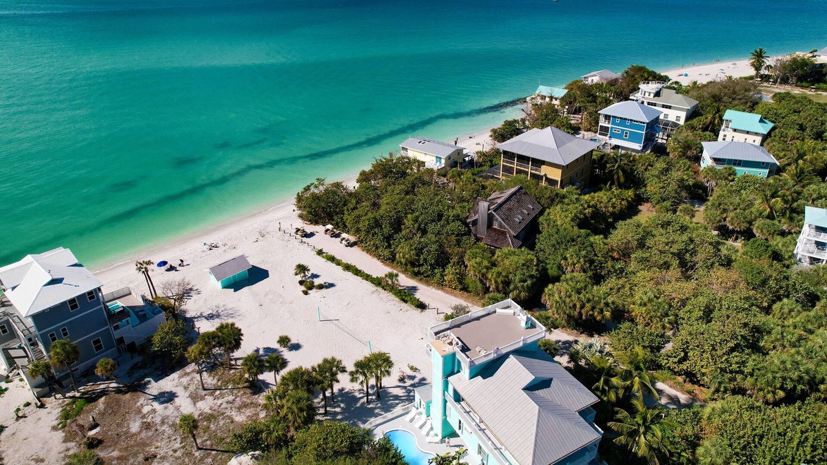Jose's Hideaway House | NEW LISTING! OCEAN PARADISE! WOW! BEACHFRONT 4 bdrm, HEATED POOL, BAR, 2 CARTS